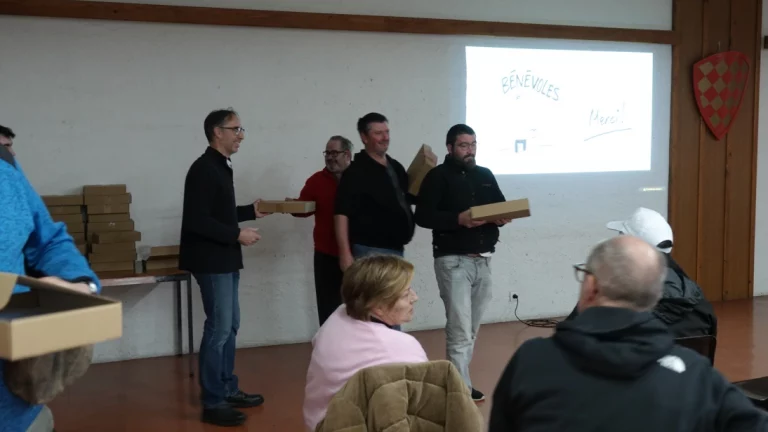 Remise de trophée aux bénévoles.