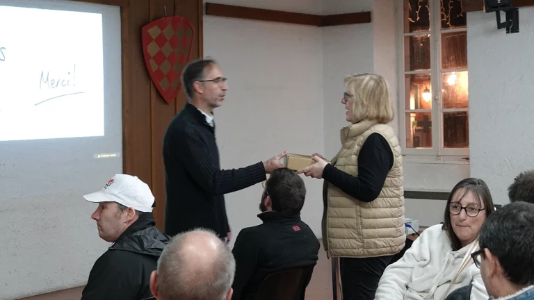 Remise de trophée aux bénévoles.